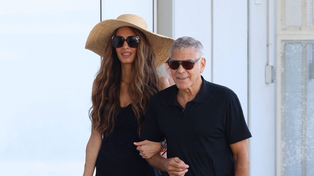 Amal Clooney derrocha glamour en un paseo en barco por Venecia