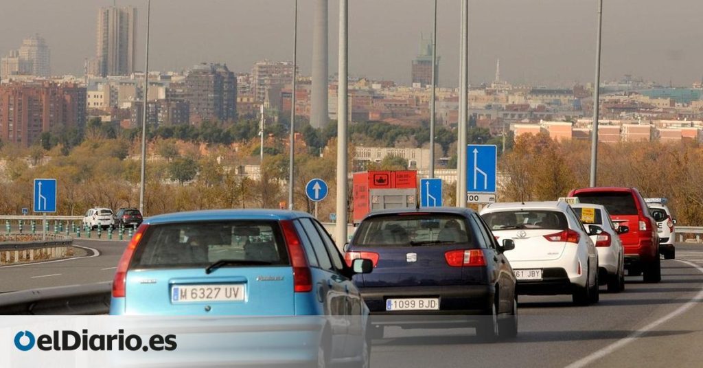 Aparcar vehículos de color oscuro multiplica el calor urbano y dispara varios grados la sensación térmica en las calles
