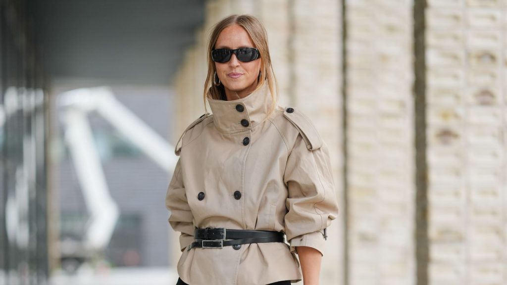 Chaquetas y cazadoras de cuello alto: el gesto de estilo que arrasará este otoño-invierno 2025/26