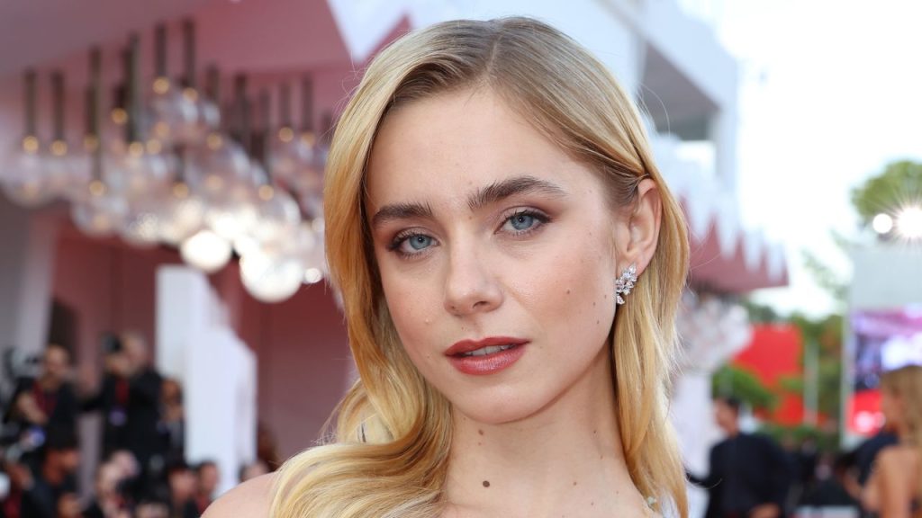 Clara Galle es una princesa moderna en la alfombra roja del Festival de Venecia