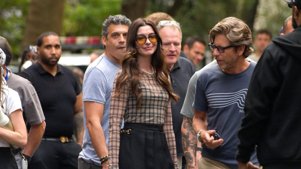 Con falda de tablas y top de cuadros, Anne Hathaway firma un ‘look’ otoñal de sobresaliente en ‘El diablo viste de Prada 2’