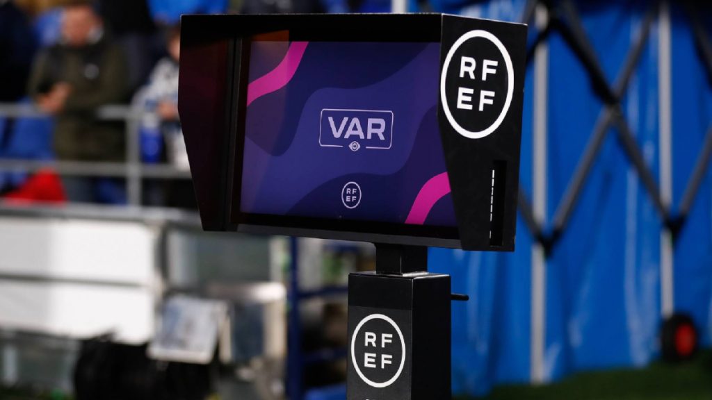 El VAR debuta en Liga F con seis revisiones y 19 minutos añadidos en el Levante-Granada