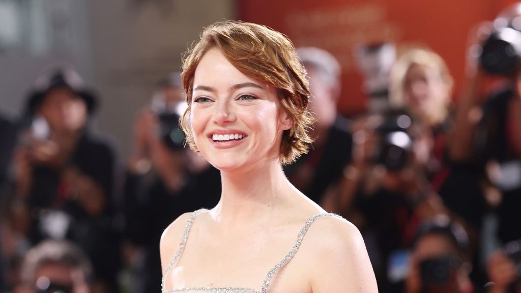Emma Stone ilumina (de manera literal) la alfombra roja del Festival de Venecia con un diseño escultórico