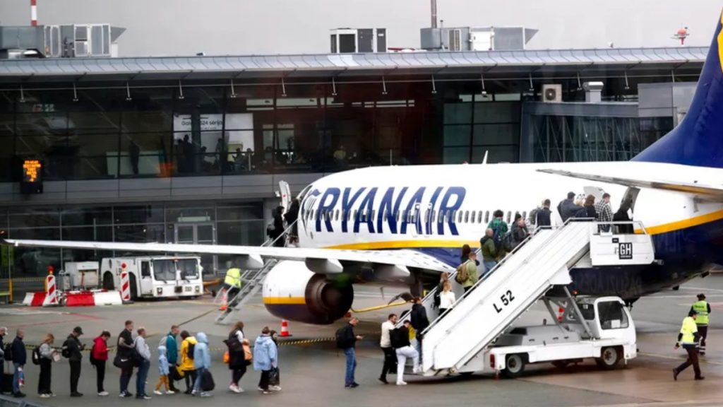 Ryanair pagará un incentivo a sus empleados por detectar maletas de mano que no encajen con las medidas