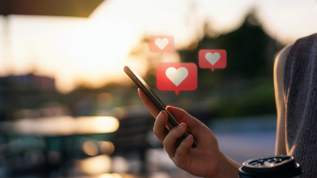 Una 'influencer' intenta contactar con una tribu caníbal por visitas y acaba duramente criticada por falta de ética