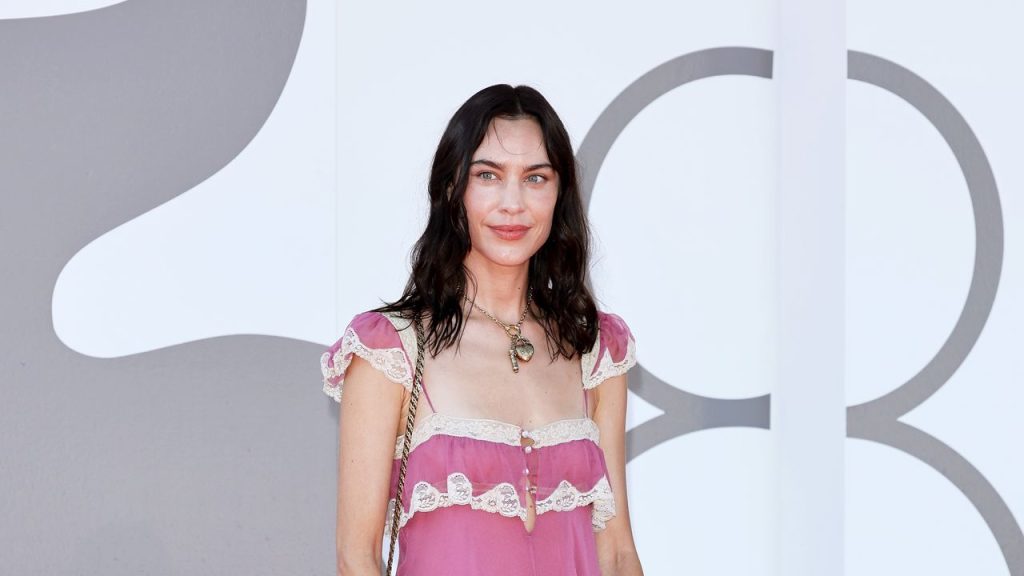 ¿Vestido 'boho' de invitada? Toma nota del estilismo de Alexa Chung en la alfombra roja de Venecia