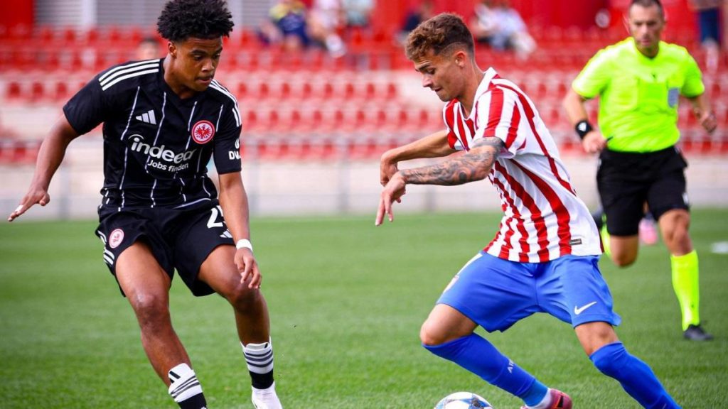 2-1. El Atlético Juvenil firma su primera victoria, con una heroica remontada final