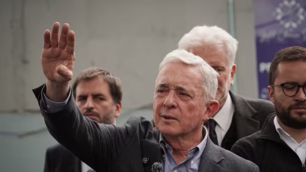 Álvaro Uribe vuelve a cuestionar la JEP, pide que no extiendan su periodo de funcionamiento y propone que penas de militares no superen los cinco años