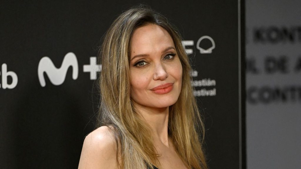 Angelina Jolie es pura sencillez en su debut en el Festival de San Sebastián 2025