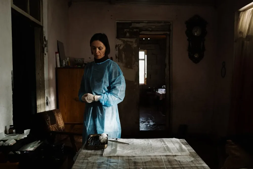 April: El barro, la sangre y el cine transparente (*****)