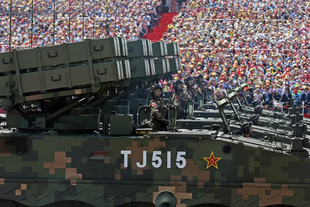 Armas láser, misiles antibuque, bombarderos... Todas las armas que China exhibirá en su Día de la Victoria