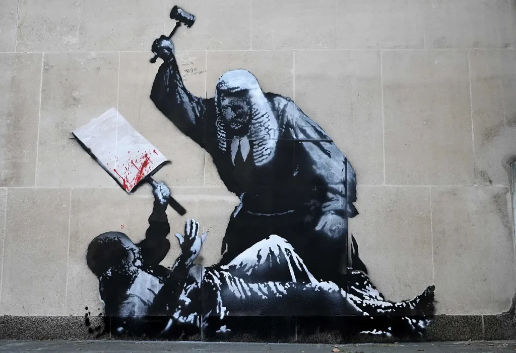 Banksy reaparece con un mural de un juez golpeando a un manifestante y las autoridades lo tapan