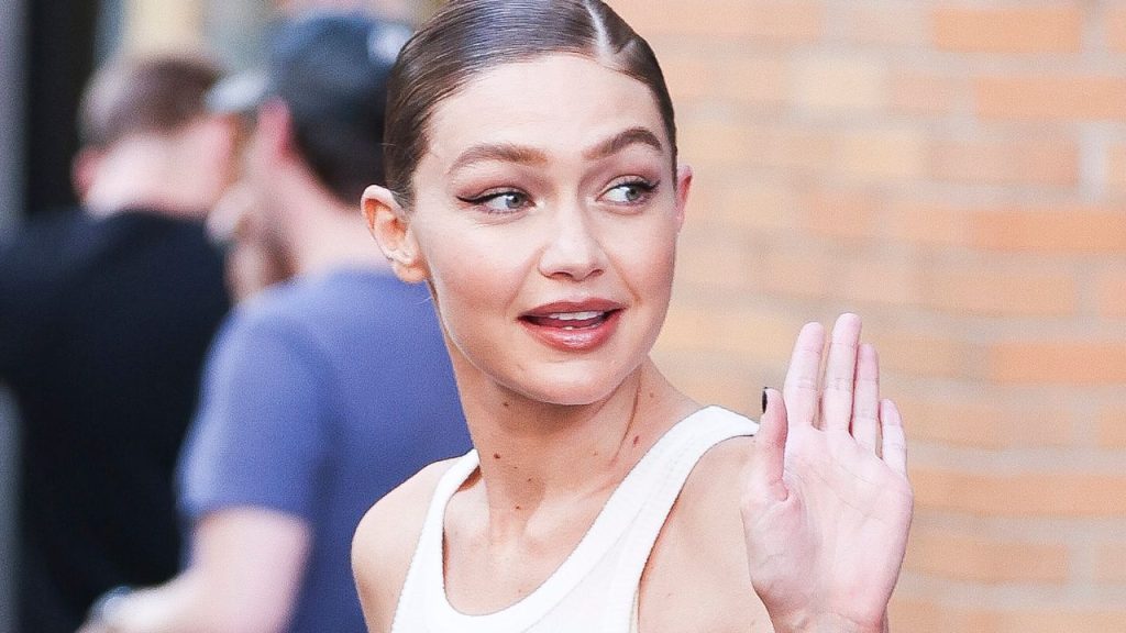 Bolso y zapatillas marrones: la combinación de Gigi Hadid es la que más repetiremos este otoño 2025