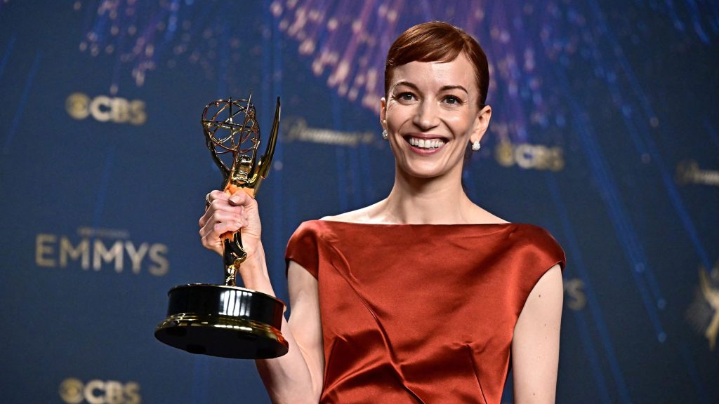 Britt Lower apuesta por un look inspirado en Audrey Hepburn en los Premios Emmy 2025