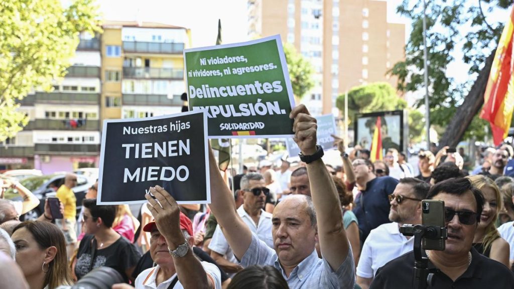 Cerrados de brazos, por Ignacio Martínez de Pisón