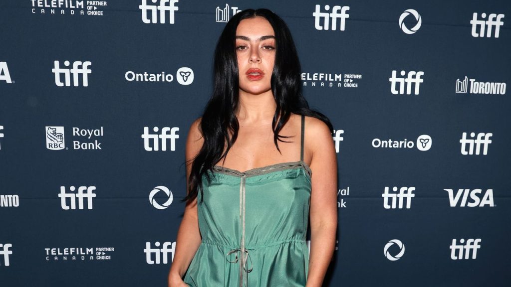 Charli XCX y un 'look' que es una toda una oda al verano y al invierno, ¿cómo es posible?