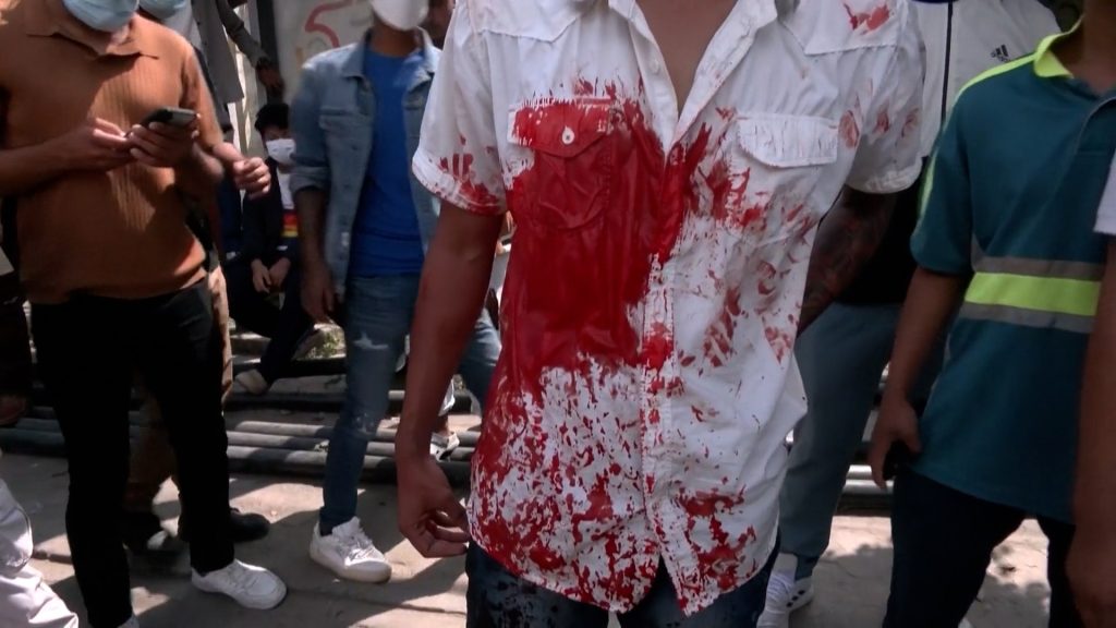 Cientos de manifestantes toman e incendian el parlamento de Nepal tras la renuncia de Oli