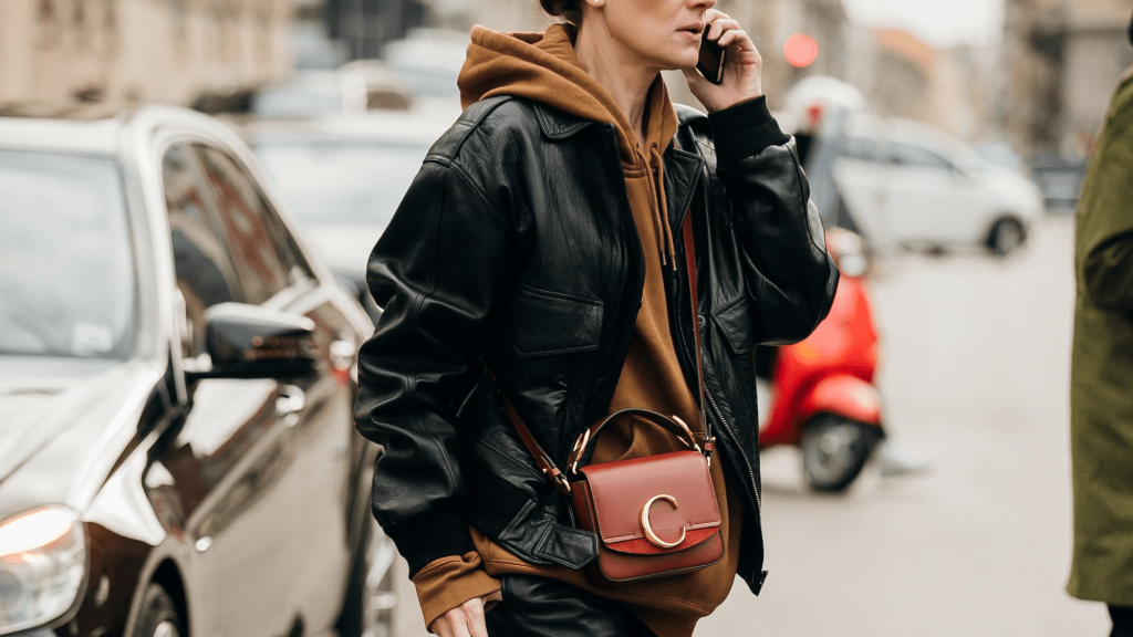 Cómo combinar marrón y negro este otoño-invierno 2025: 13 looks para inspirarte