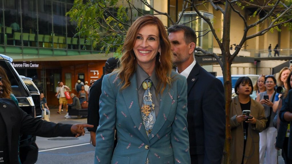 Con corbatas de por medio y una versión moderna de su mítico traje gris, Julia Roberts parece haber iniciado una nueva etapa estilística
