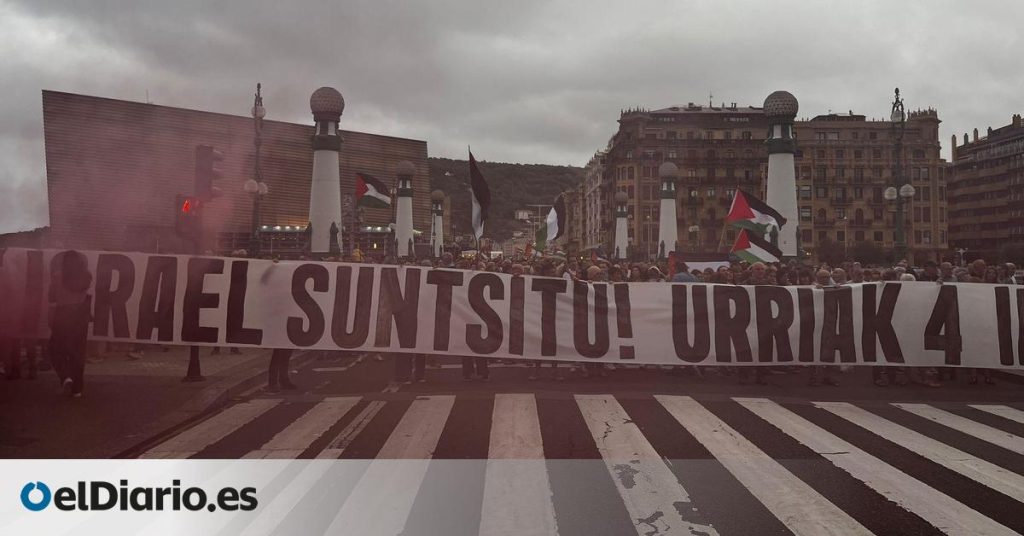 Cortan el puente de la Zurriola en una protesta a favor de Palestina durante el Festival de Cine de San Sebastián
