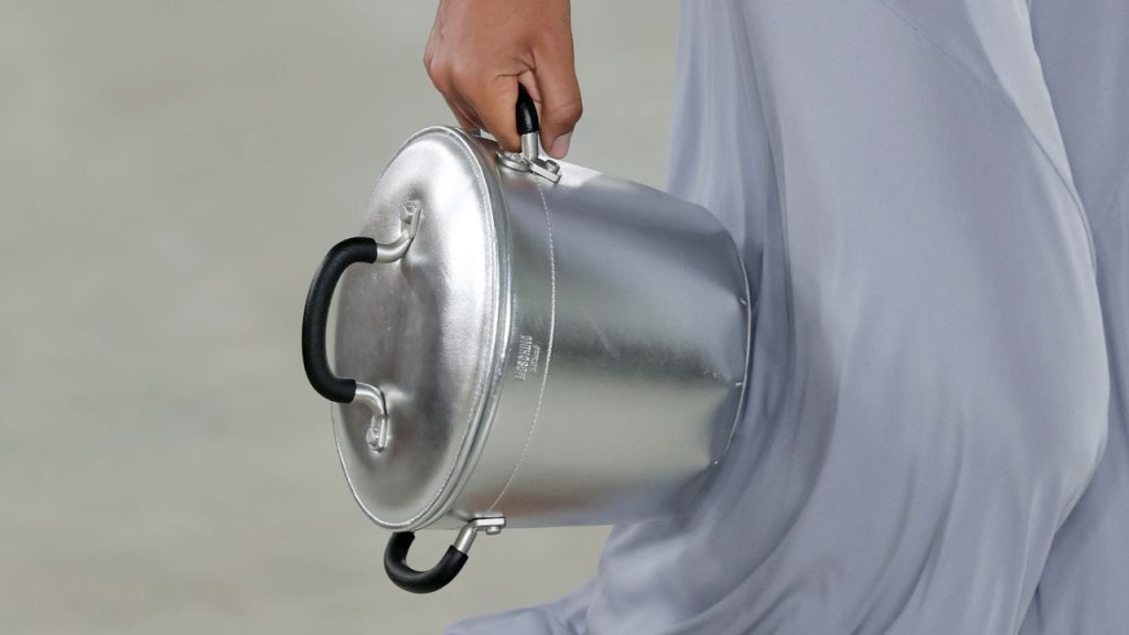 Del bolso-olla a los vestidos de periódico: el desfile de Moschino en 5 looks