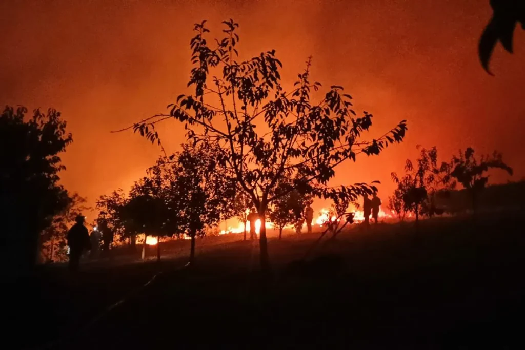 Dos incendios forestales en Galicia queman ya más de 1.600 hectáreas y obligan a movilizar a la UME y a evacuar varias aldeas