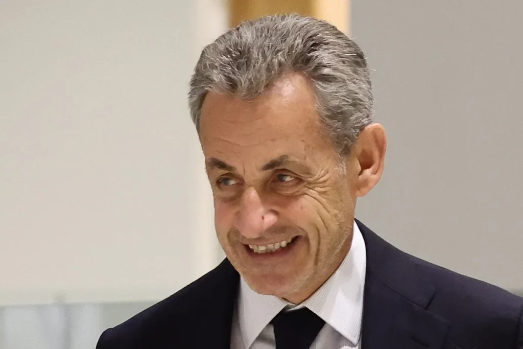 El ex presidente francés Nicolas Sarkozy irá a prisión tras ser condenado a cinco años de cárcel por "asociación ilícita"