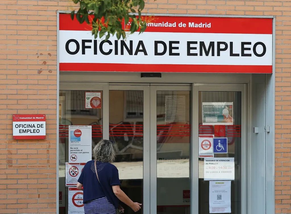 El paro sube en 21.905 personas en agosto, principalmente en el sector servicios