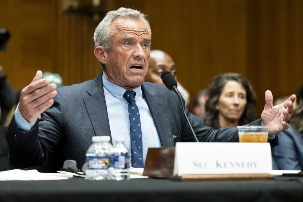 El secretario de Sanidad de EEUU acusa a la directora de los CDC de mentir tras denunciar presiones sobre las vacunas