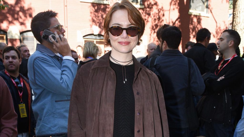 Emma Stone sabe muy bien que la chaqueta de ante marrón será un nuevo básico este otoño-invierno 2025/26