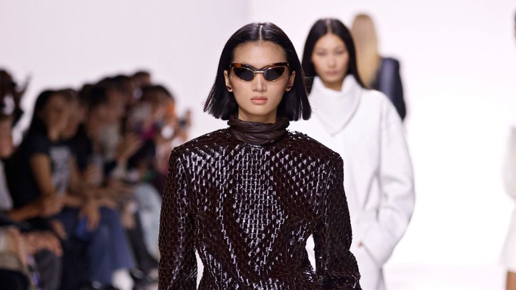 En el primer desfile de Bottega Veneta de Louise Trotter, los tejidos tienen su propio lenguaje: gabardinas, chaquetas y faldas son “una extensión de la persona”