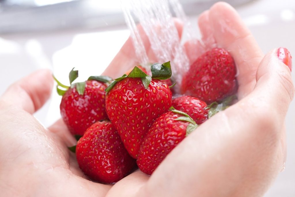 Estas son las verduras y frutas comunes que contienen más pesticidas