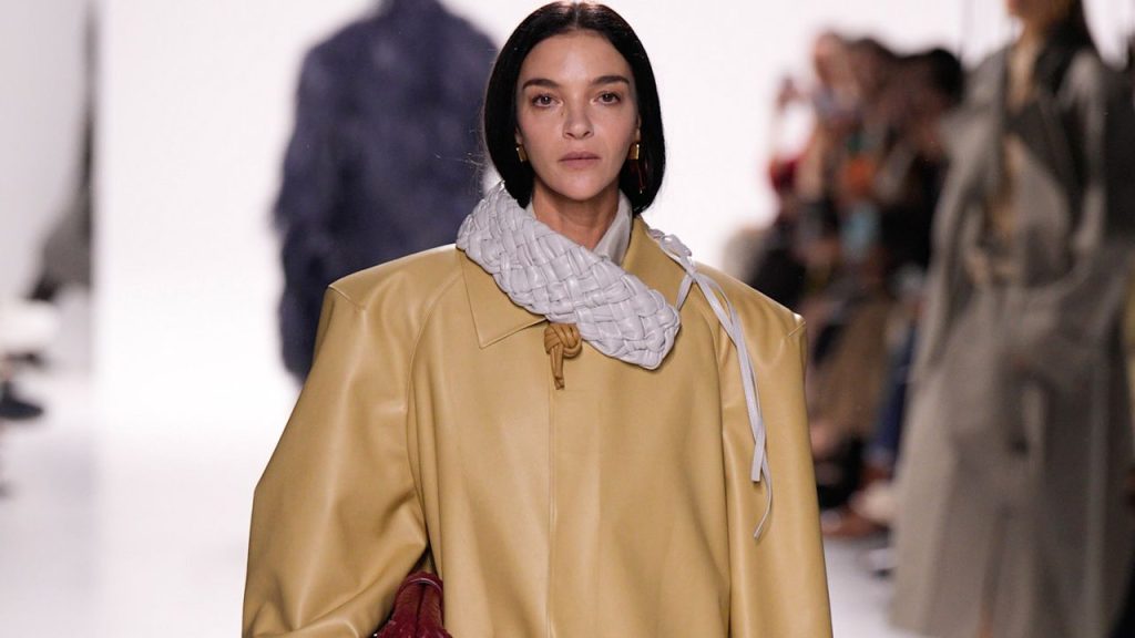 Este icónico bolso de Bottega Veneta es el epítome del lujo silencioso