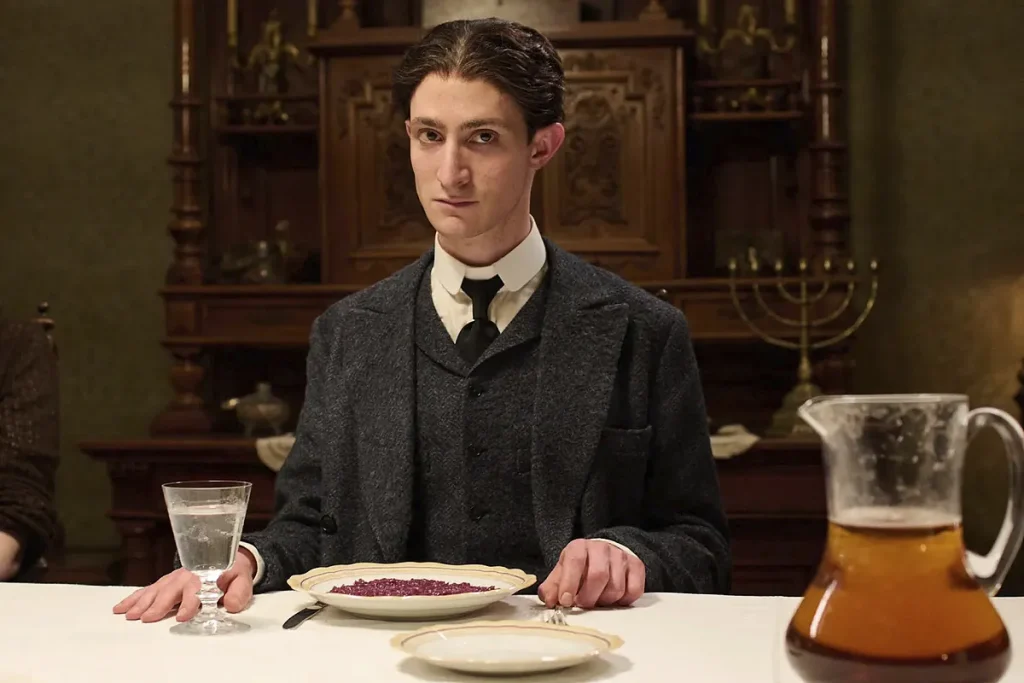 Franz: Agnieszka Holland convierte, entre la fiebre y el sopor, el biopic de Kafka en un retrato de este mundo kafkiano (***)
