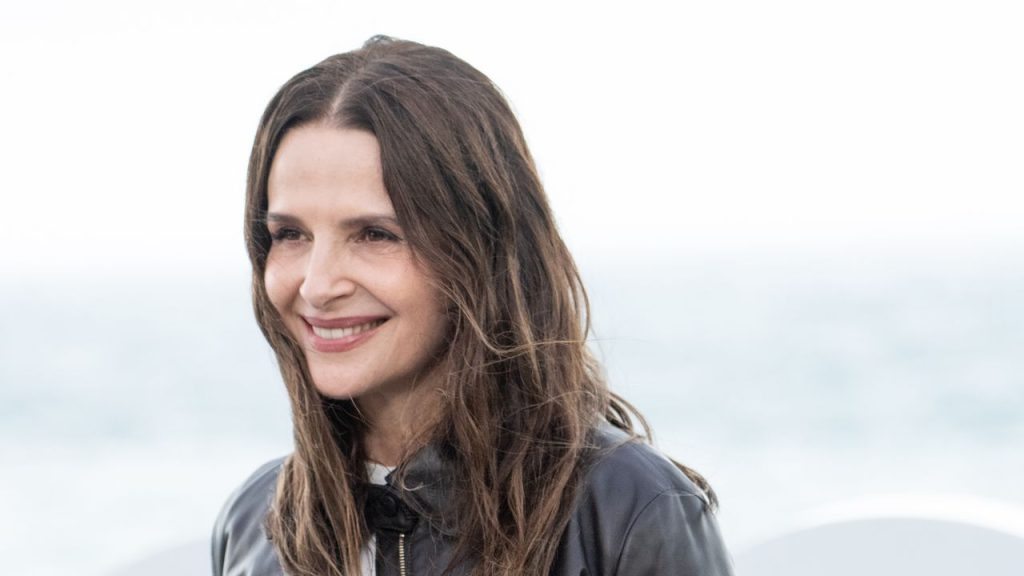 Incluso Juliette Binoche se ha apuntado a esta tendencia de chaquetas (y lo ha hecho en pleno Festival de San Sebastián)