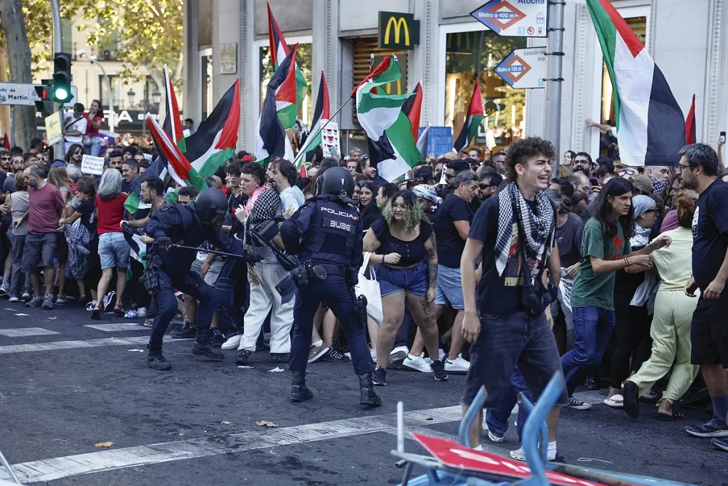 Israel carga contra Sánchez y el Gobierno por su celebración de la cancelación de La Vuelta: "Son una vergüenza para España"