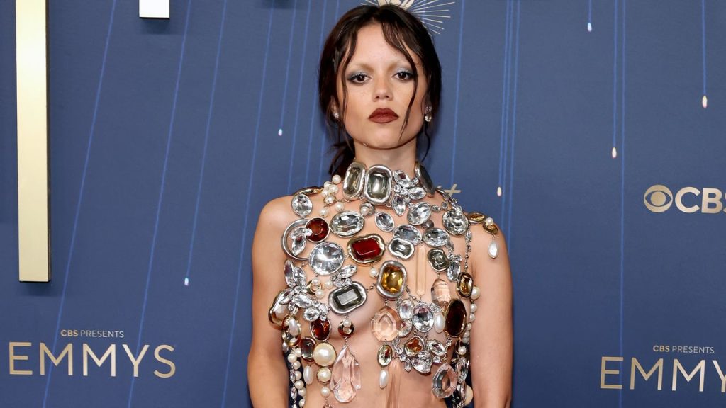 Jenna Ortega en los Emmy 2025: la actriz apuesta por un naked dress