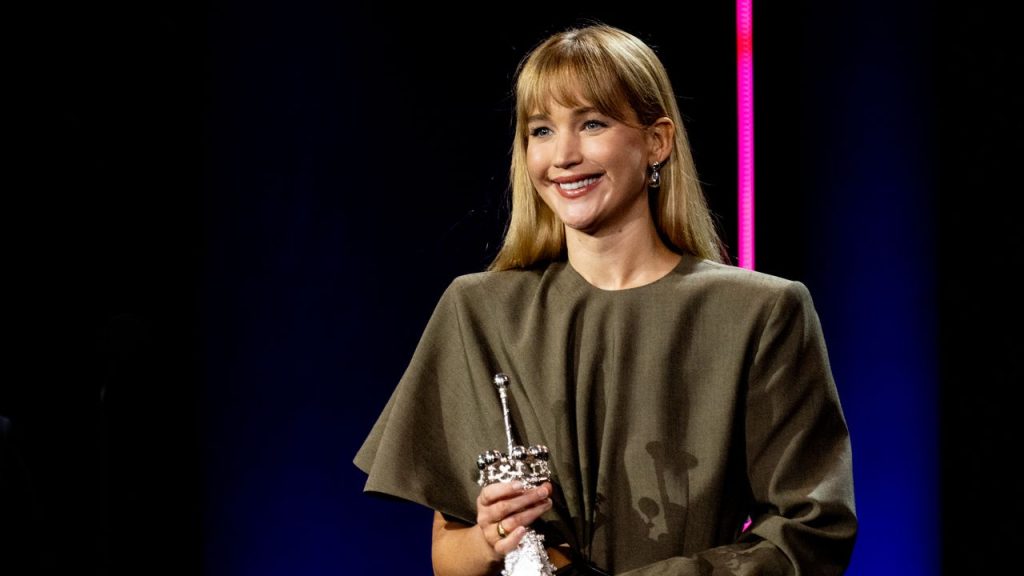 Jennifer Lawrence recoge su Premio Donostia mientras demuestra ser la mejor embajadora de Phoebe Philo