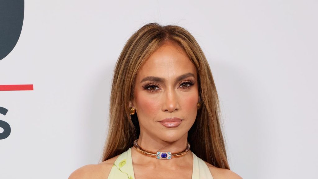 Jennifer Lopez prolonga la temporada estival con su escotado vestido de flores