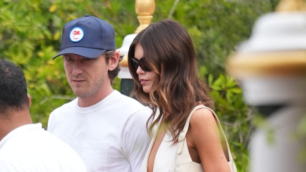 Kaia Gerber defiende a toda costa los zapatos de tacón sensato en el Festival de Venecia