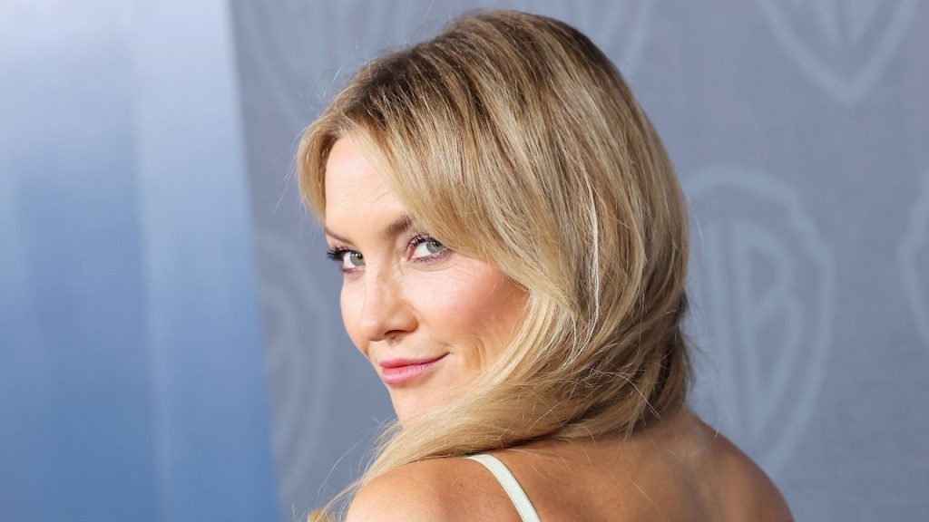 Kate Hudson recupera el emblemático vestido que llevó en ‘Cómo perder a un chico en 10 días’ con una nueva versión