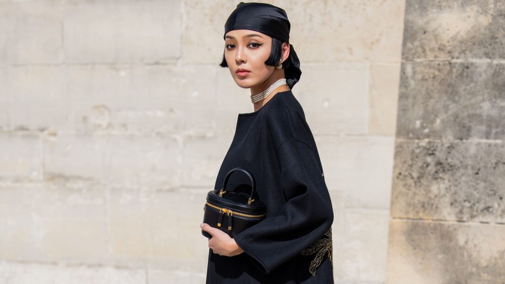 Kimonos para invitadas: la prenda comodín que puedes llevar a una boda de entretiempo (y no se te quedará olvidado en el armario)