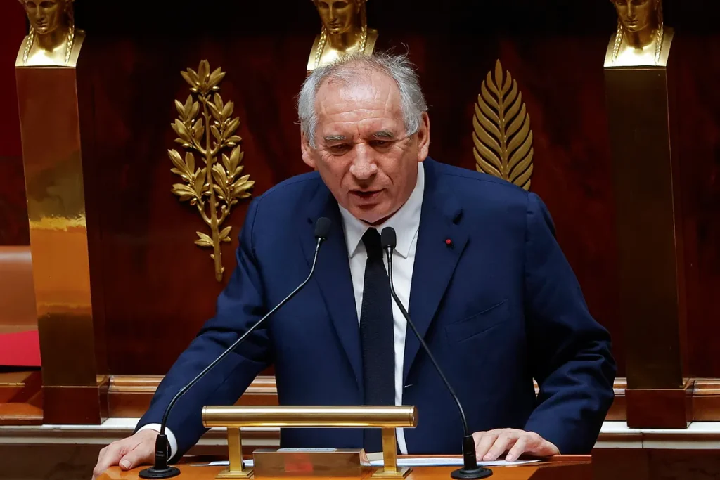 La Asamblea Nacional tumba el Gobierno de François Bayrou y sume a Francia en el caos político