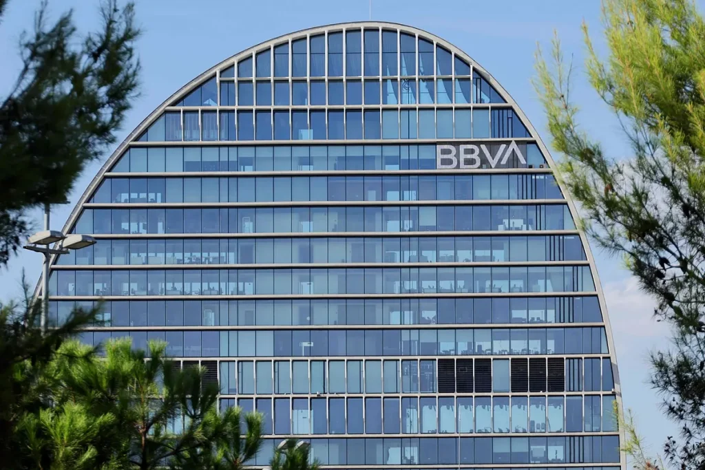 La CNMV aprueba la mejora de la oferta de BBVA en su OPA sobre Sabadell
