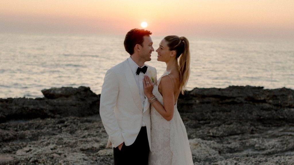 La boda en Ibiza de Hedges y Matthew: un enlace bohemio y romántico con vistas al mar