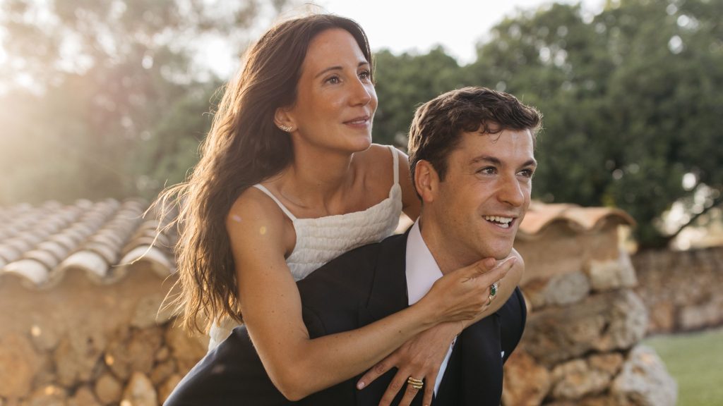 La boda en Mallorca de María y Álvaro: un enlace mediterráneo al más puro estilo ‘Mamma Mia!’ y un vestido de novia de TeresaHelbig