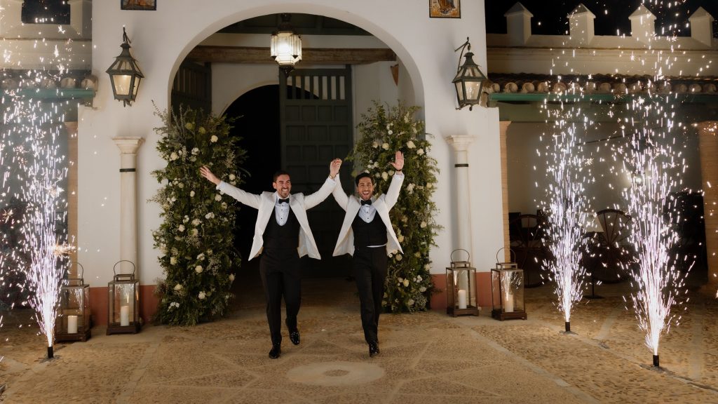 La boda en Sevilla de Miguel y Jesús: una celebración que homenajea las raíces olivareras en una hacienda andaluza