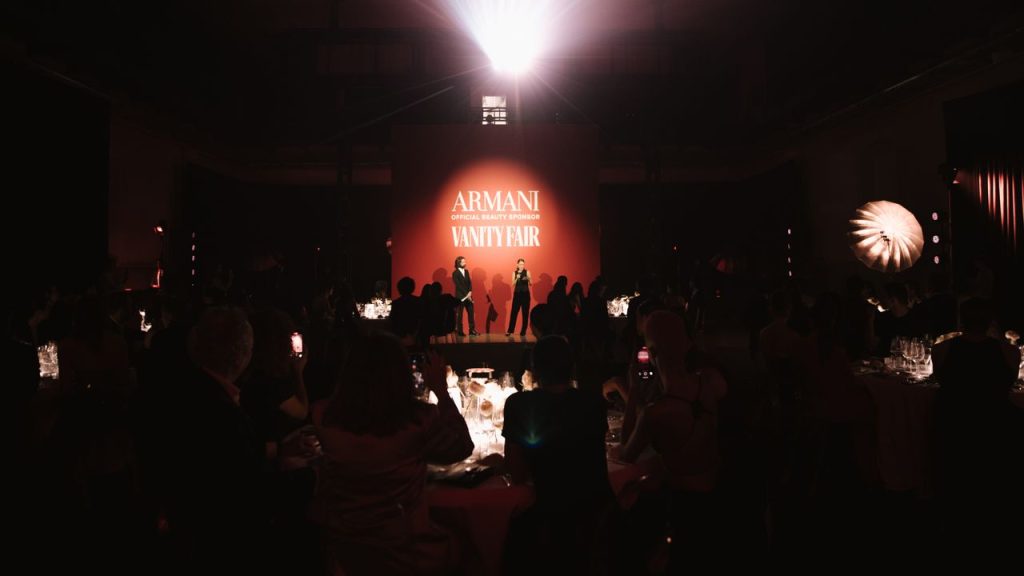La cena de las estrellas: el glamour de Vanity Fair para Armani beauty deslumbra en el Festival de Cine Internacional de San Sebastián