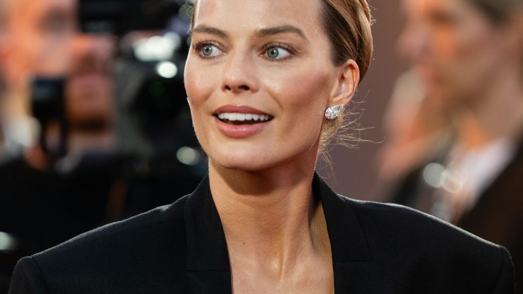 La manicura ‘baby rose’ de Margot Robbie confirma que las uñas cortas minimalistas son LA tendencia del otoño 2025
