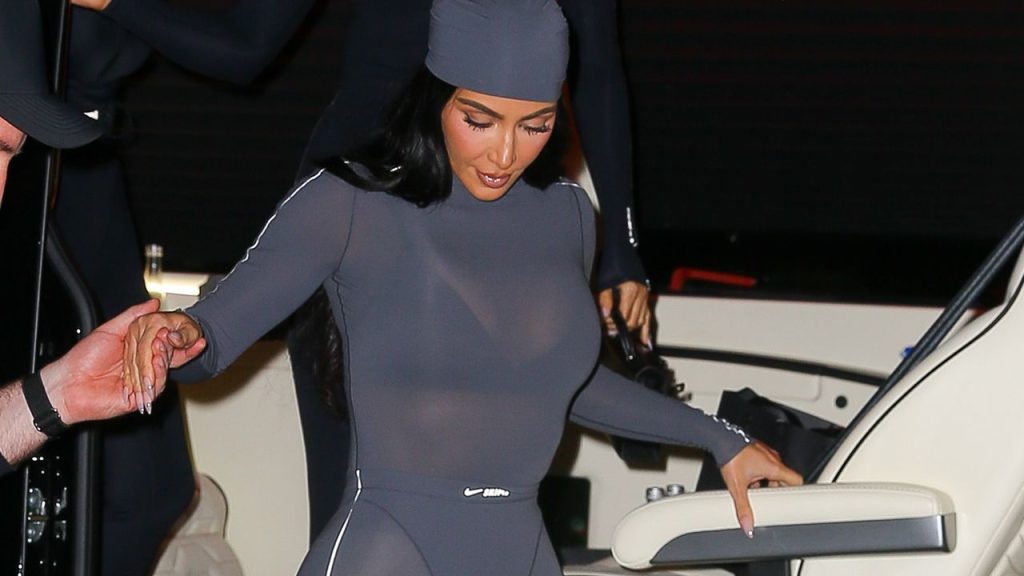 La manicura ‘de cristal’ de Kim Kardashian que querrás hacerte porque disimula el crecimiento de la uña como ninguna